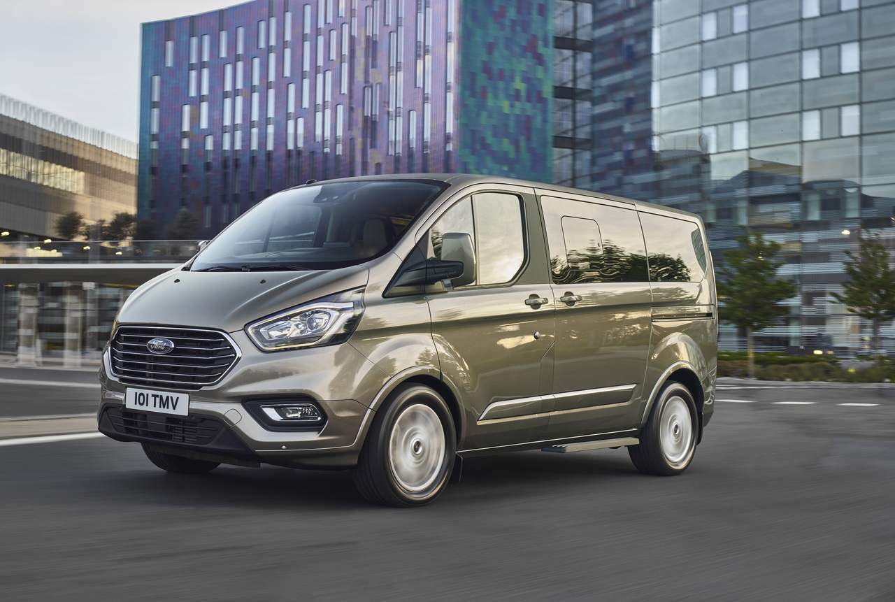Ford pakt de Tourneo Custom aan en maakt de 'bus' aanzienlijk luxueuzer, stiller en elektronisch up to date.