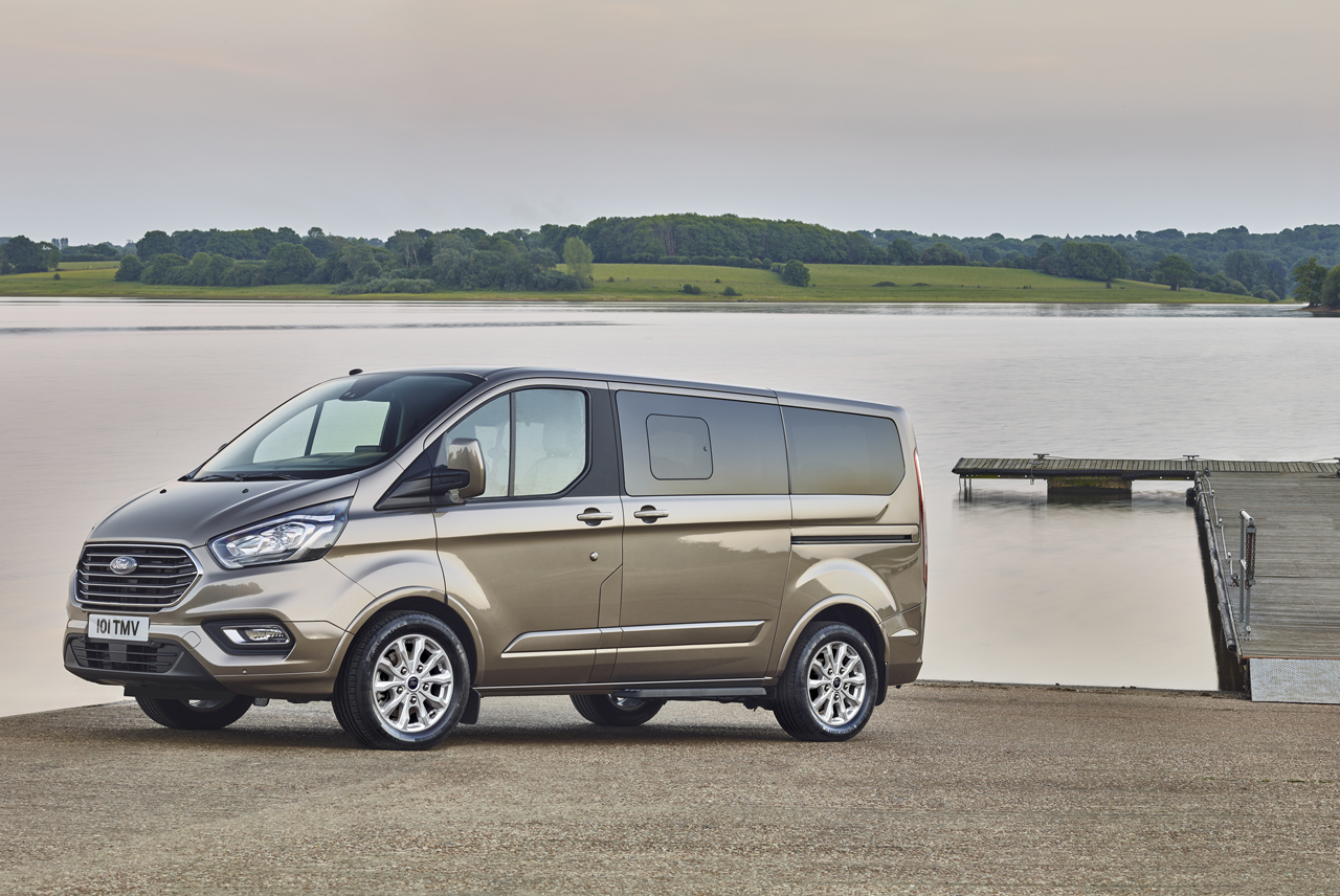 Ford pakt de Tourneo Custom aan en maakt de 'bus' aanzienlijk luxueuzer, stiller en elektronisch up to date.