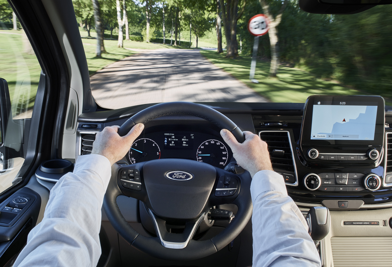 Ford pakt de Tourneo Custom aan en maakt de 'bus' aanzienlijk luxueuzer, stiller en elektronisch up to date.