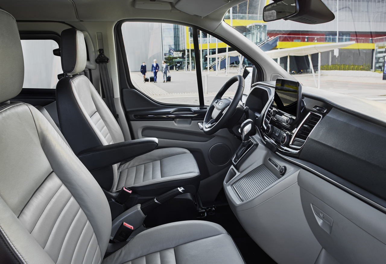 Ford pakt de Tourneo Custom aan en maakt de 'bus' aanzienlijk luxueuzer, stiller en elektronisch up to date.