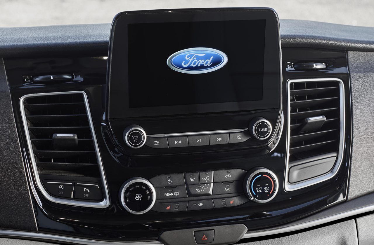 Ford pakt de Tourneo Custom aan en maakt de 'bus' aanzienlijk luxueuzer, stiller en elektronisch up to date.