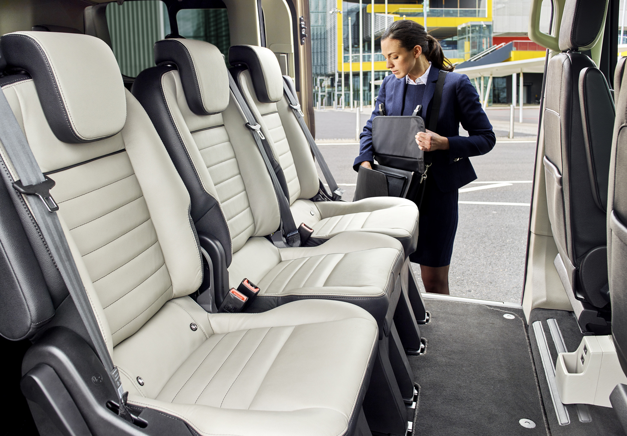 Ford pakt de Tourneo Custom aan en maakt de 'bus' aanzienlijk luxueuzer, stiller en elektronisch up to date.