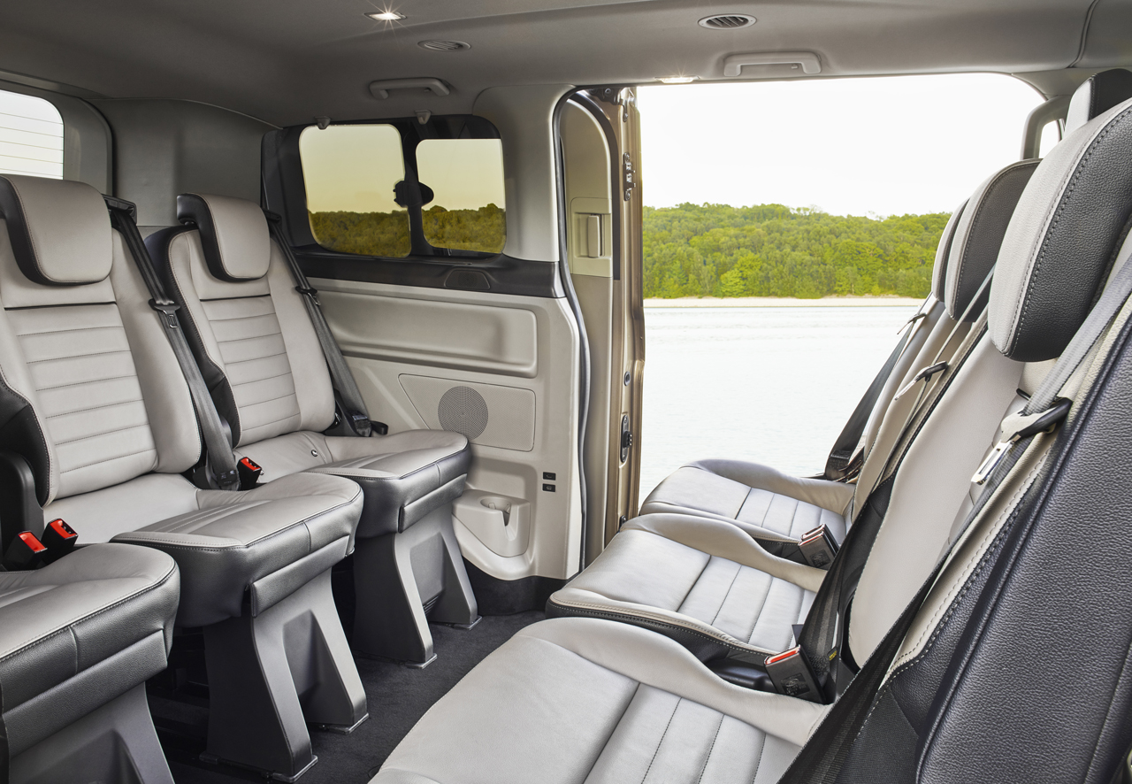 Ford pakt de Tourneo Custom aan en maakt de 'bus' aanzienlijk luxueuzer, stiller en elektronisch up to date.