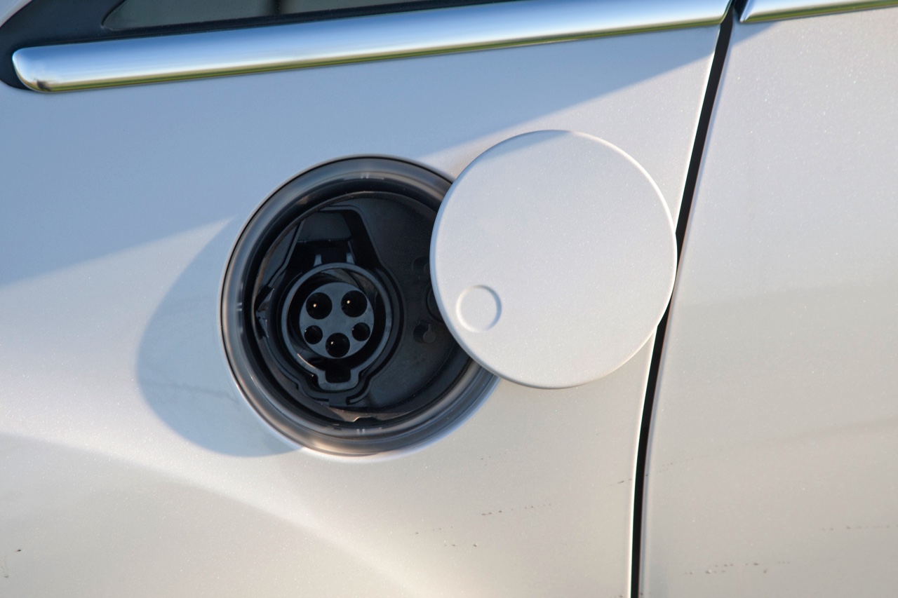 Eerste Nederlandse kilometers met de Ford C-MAX Energi Plug-in Hybrid, de eerste plug-in hybride MPV met 7% bijtelling.