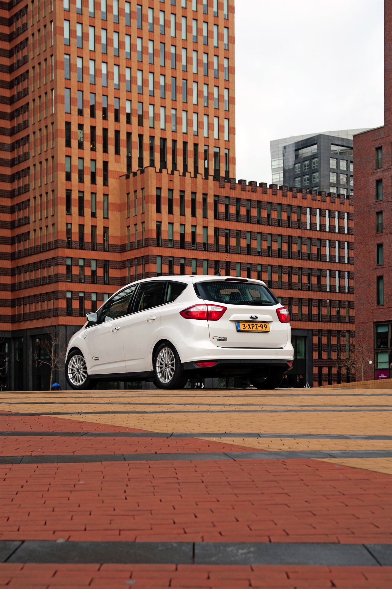 Eerste Nederlandse kilometers met de Ford C-MAX Energi Plug-in Hybrid, de eerste plug-in hybride MPV met 7% bijtelling.