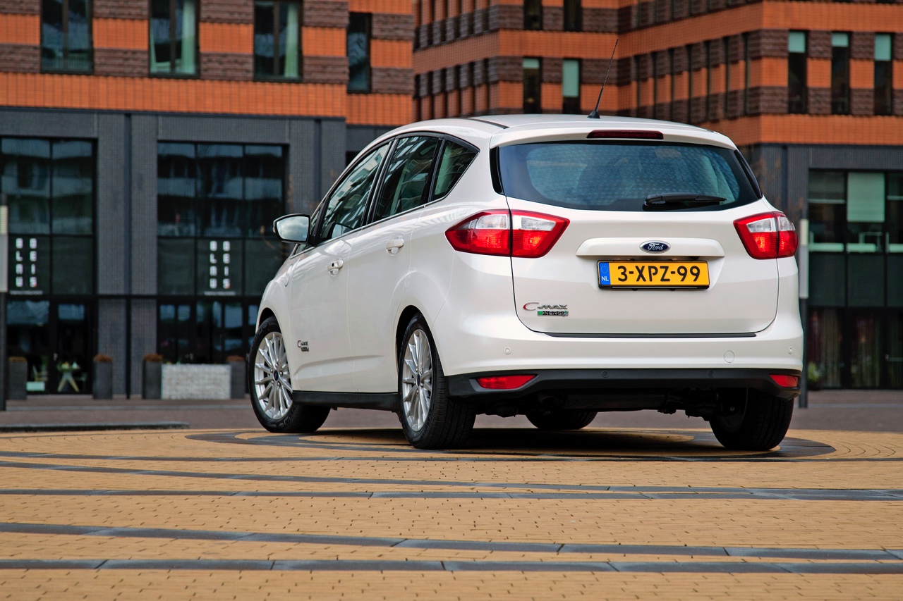 Eerste Nederlandse kilometers met de Ford C-MAX Energi Plug-in Hybrid, de eerste plug-in hybride MPV met 7% bijtelling.