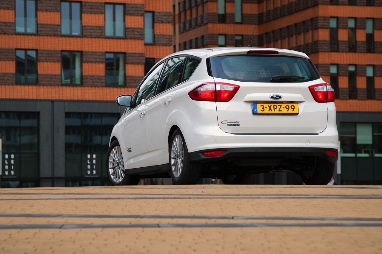 Eerste Nederlandse kilometers met de Ford C-MAX Energi Plug-in Hybrid, de eerste plug-in hybride MPV met 7% bijtelling.