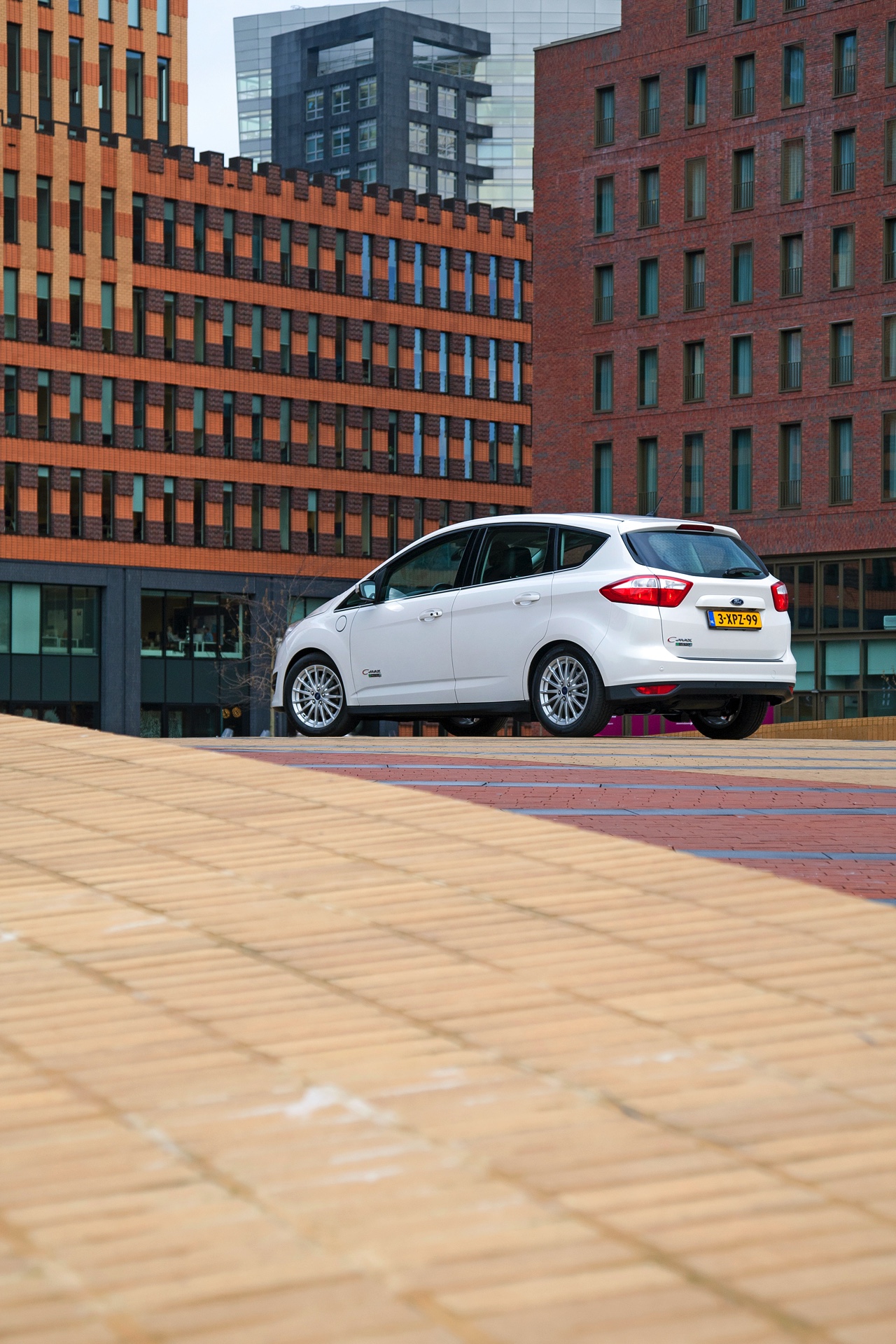 Eerste Nederlandse kilometers met de Ford C-MAX Energi Plug-in Hybrid, de eerste plug-in hybride MPV met 7% bijtelling.