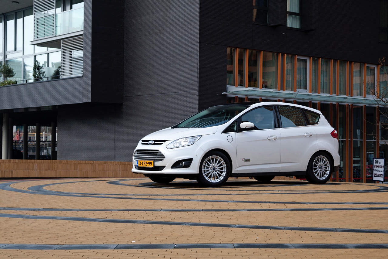 Eerste Nederlandse kilometers met de Ford C-MAX Energi Plug-in Hybrid, de eerste plug-in hybride MPV met 7% bijtelling.