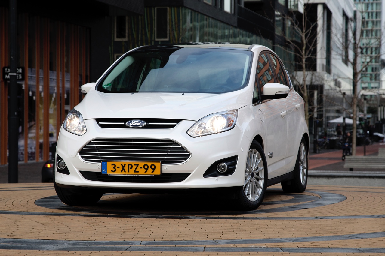 Eerste Nederlandse kilometers met de Ford C-MAX Energi Plug-in Hybrid, de eerste plug-in hybride MPV met 7% bijtelling.