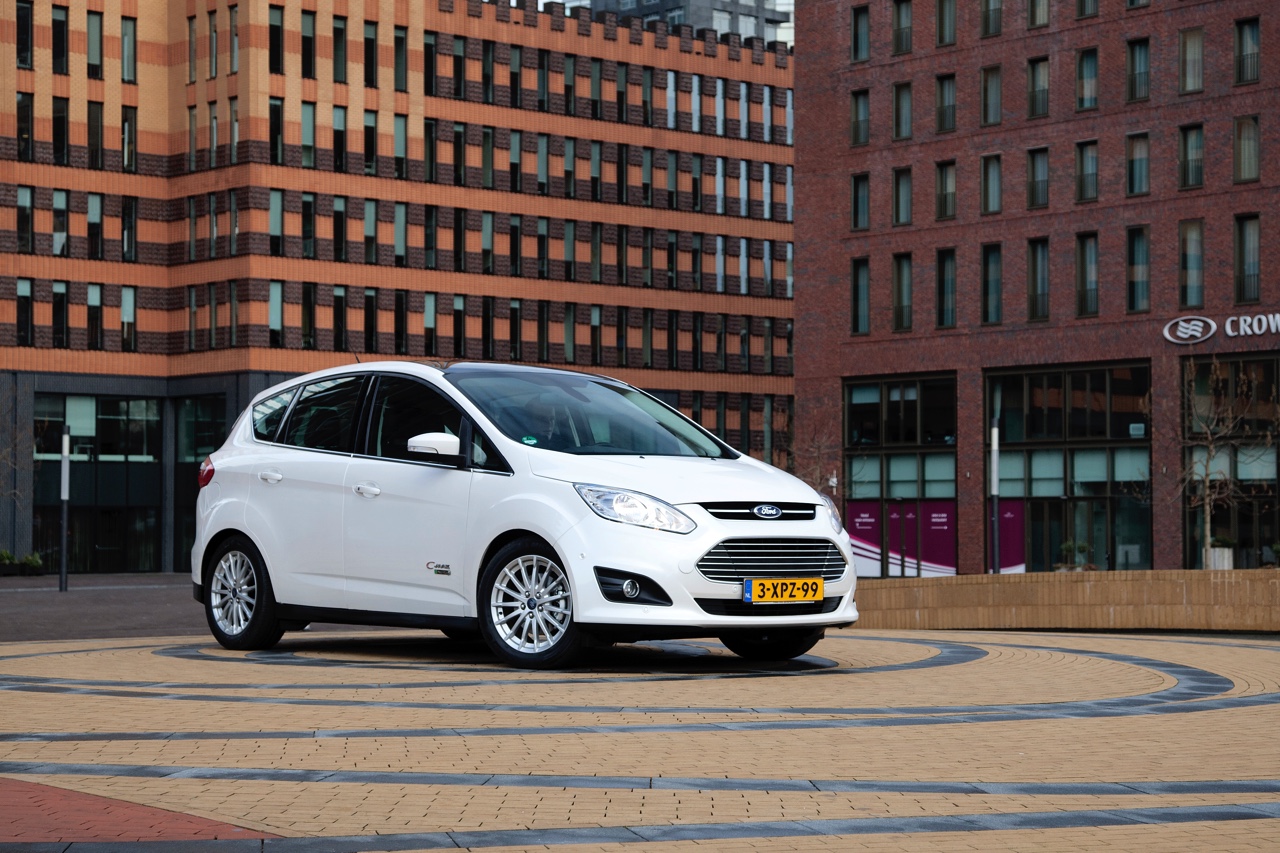 Eerste Nederlandse kilometers met de Ford C-MAX Energi Plug-in Hybrid, de eerste plug-in hybride MPV met 7% bijtelling.