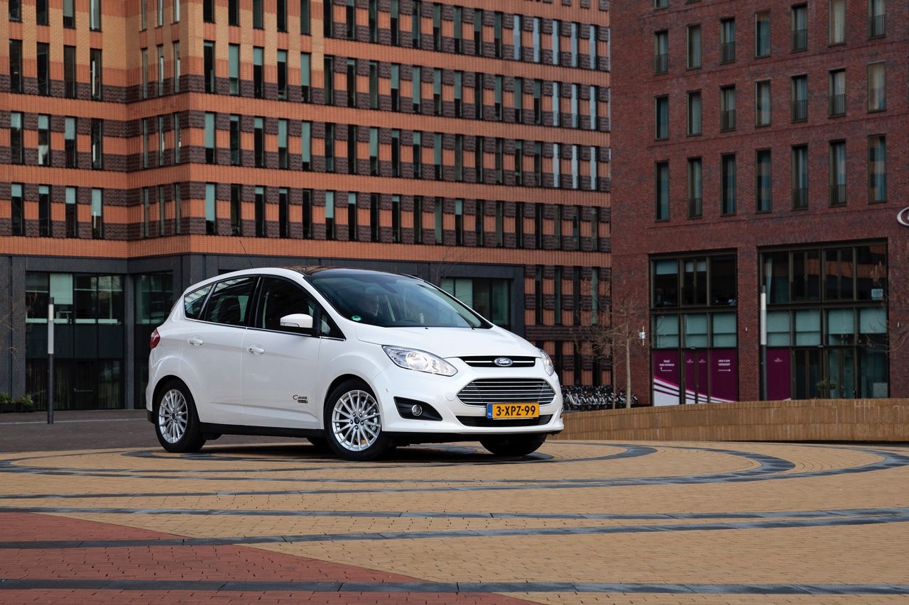 Eerste Nederlandse kilometers met de Ford C-MAX Energi Plug-in Hybrid, de eerste plug-in hybride MPV met 7% bijtelling.