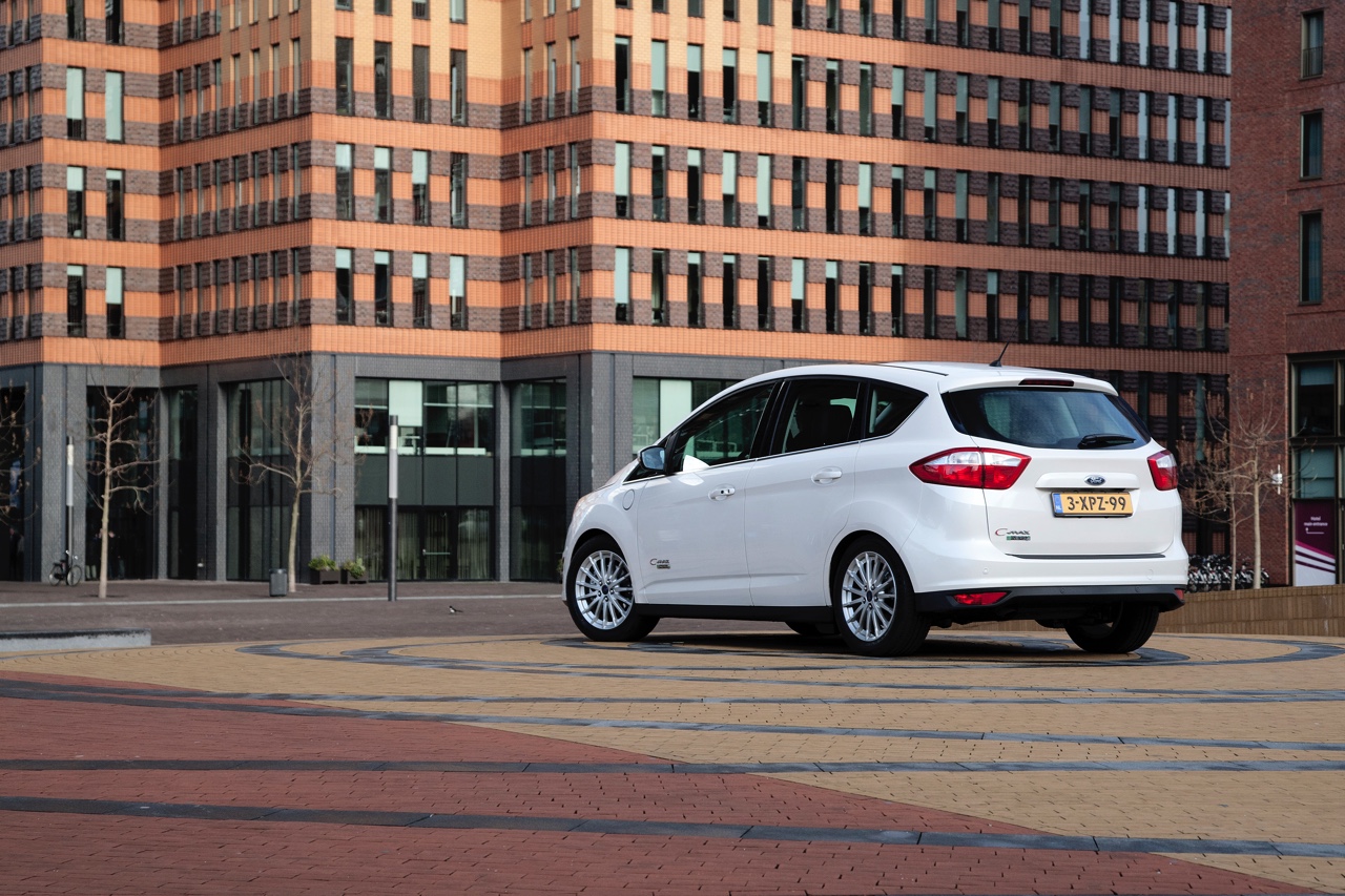 Eerste Nederlandse kilometers met de Ford C-MAX Energi Plug-in Hybrid, de eerste plug-in hybride MPV met 7% bijtelling.
