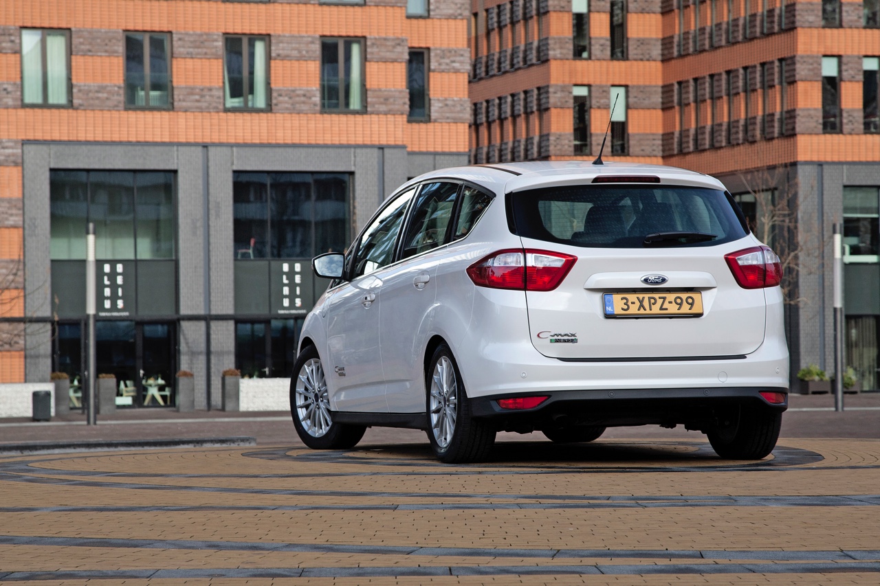 Eerste Nederlandse kilometers met de Ford C-MAX Energi Plug-in Hybrid, de eerste plug-in hybride MPV met 7% bijtelling.