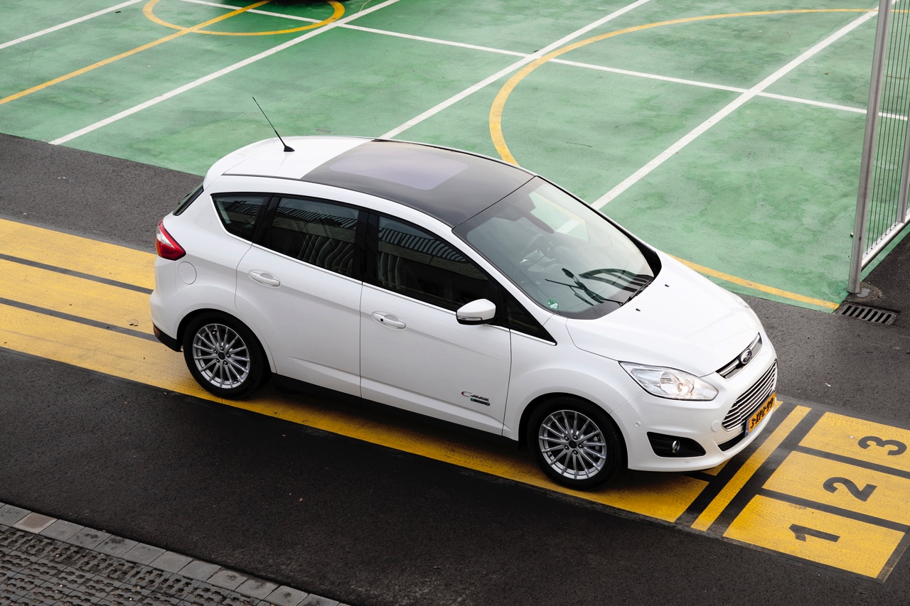 Eerste Nederlandse kilometers met de Ford C-MAX Energi Plug-in Hybrid, de eerste plug-in hybride MPV met 7% bijtelling.