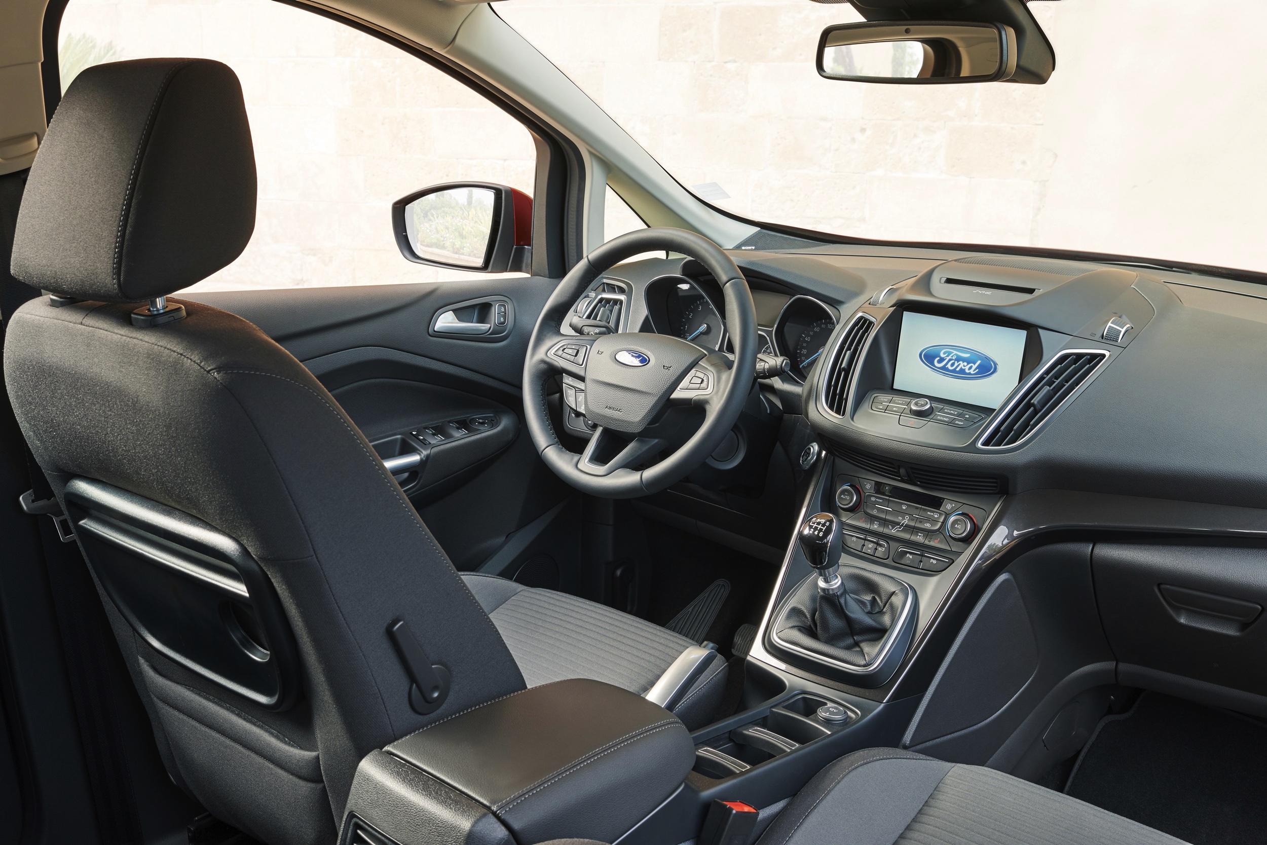Autotest Ford C-MAX facelift, een strakke neus voor de MPV van Ford in een uitstervend segment. We hebben gereden met de 1.5 EcoBoost.