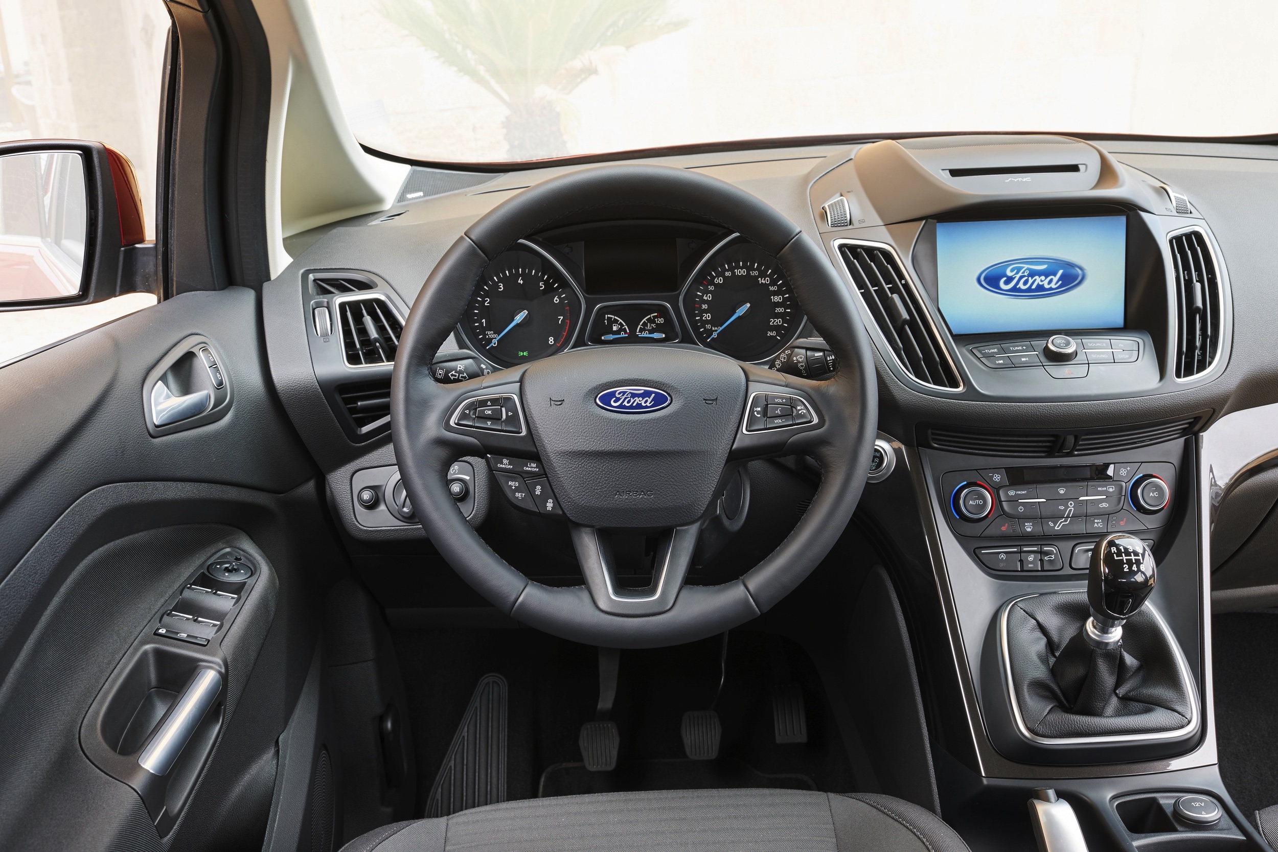Autotest Ford C-MAX facelift, een strakke neus voor de MPV van Ford in een uitstervend segment. We hebben gereden met de 1.5 EcoBoost.