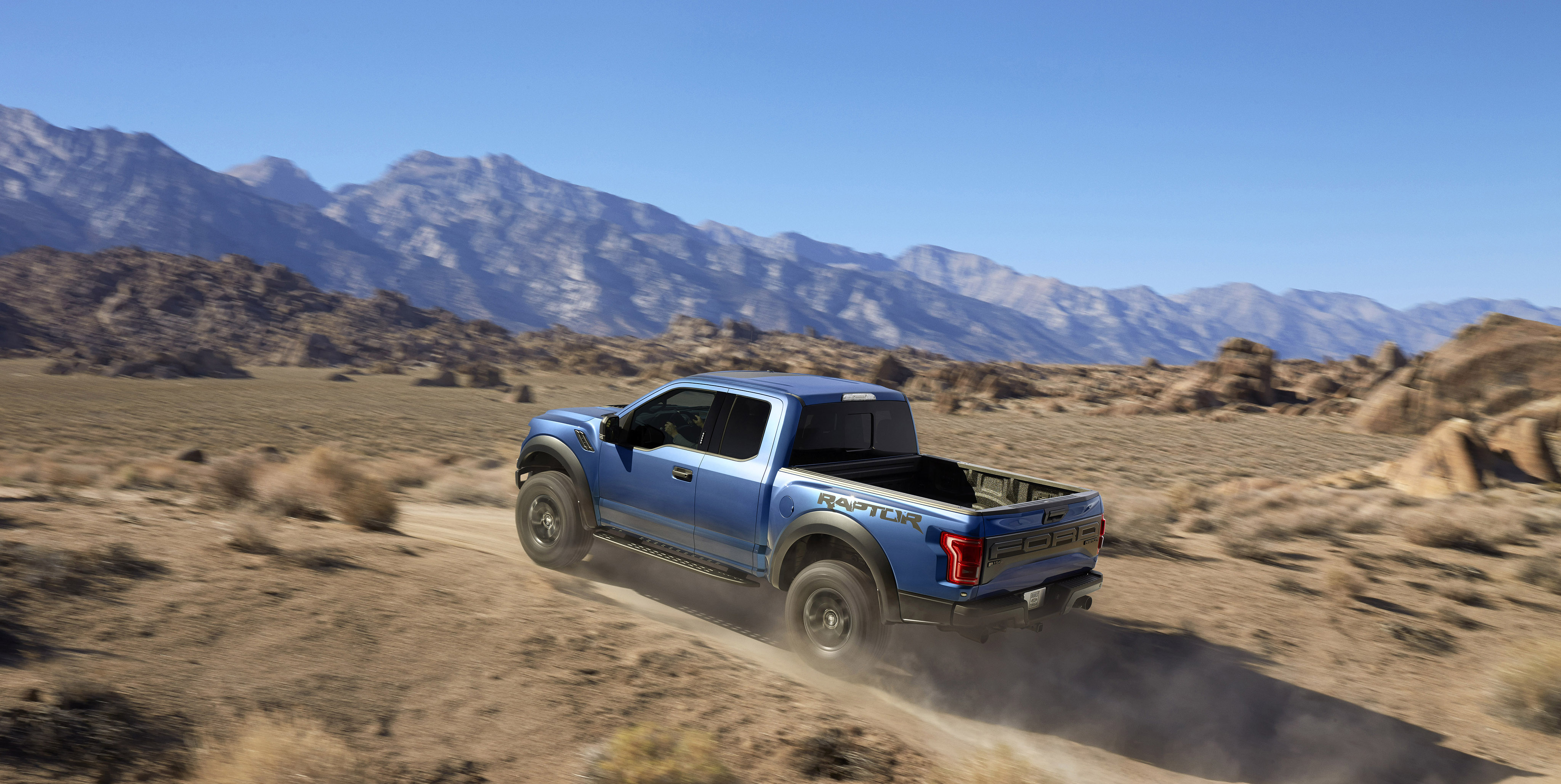 De nieuwe Ford F-150 Raptor krijgt meer vermogen dan het vorige model, ondanks dat de auto van een 6,2 liter V8 naar een 3,5 liter V6 is gegaan.