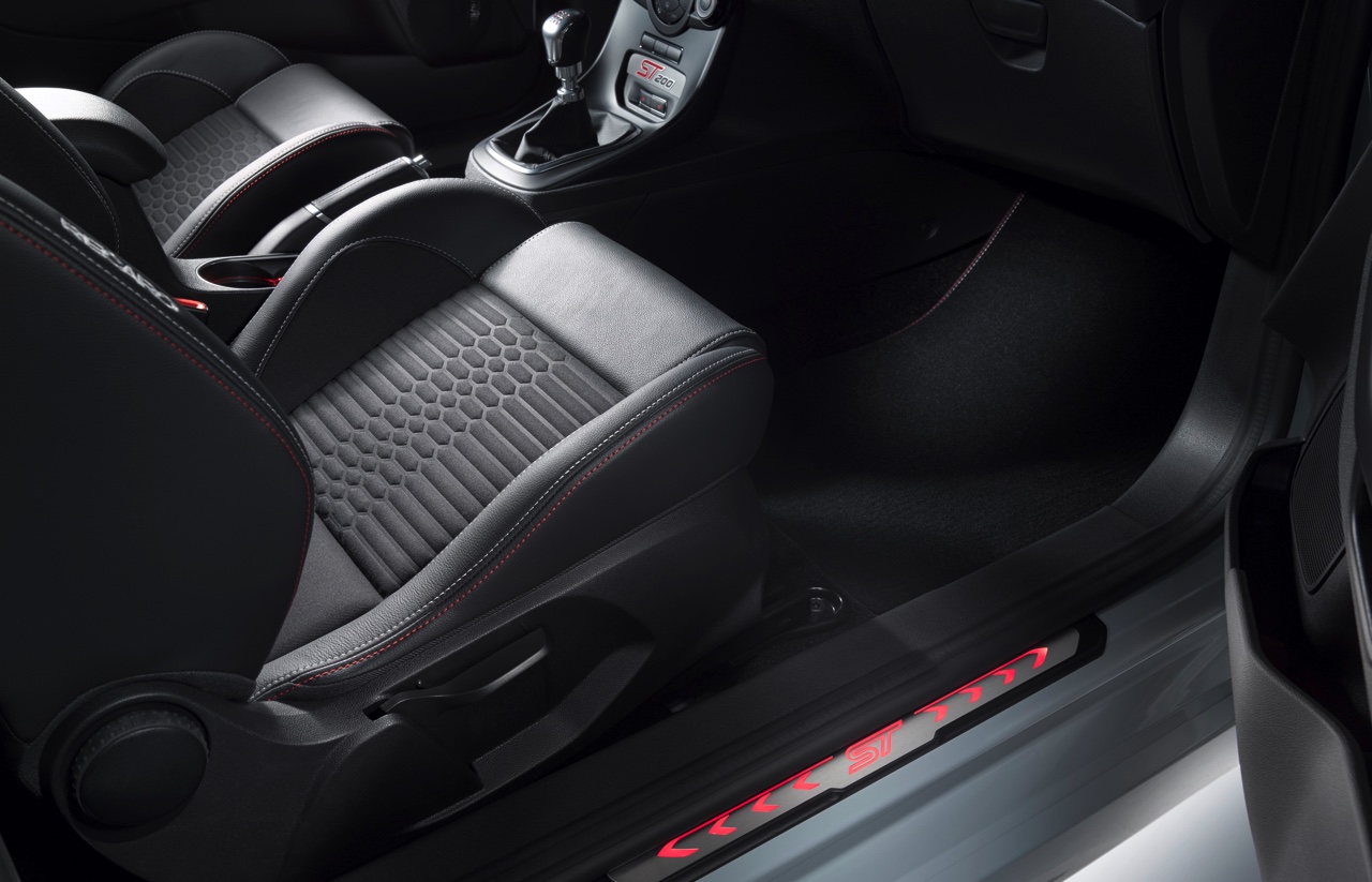 Ford maakt de Fiesta ST nog sneller als Fiesta ST200 met 1.6 EcoBoost motor die is opgestookt naar 215 pk.