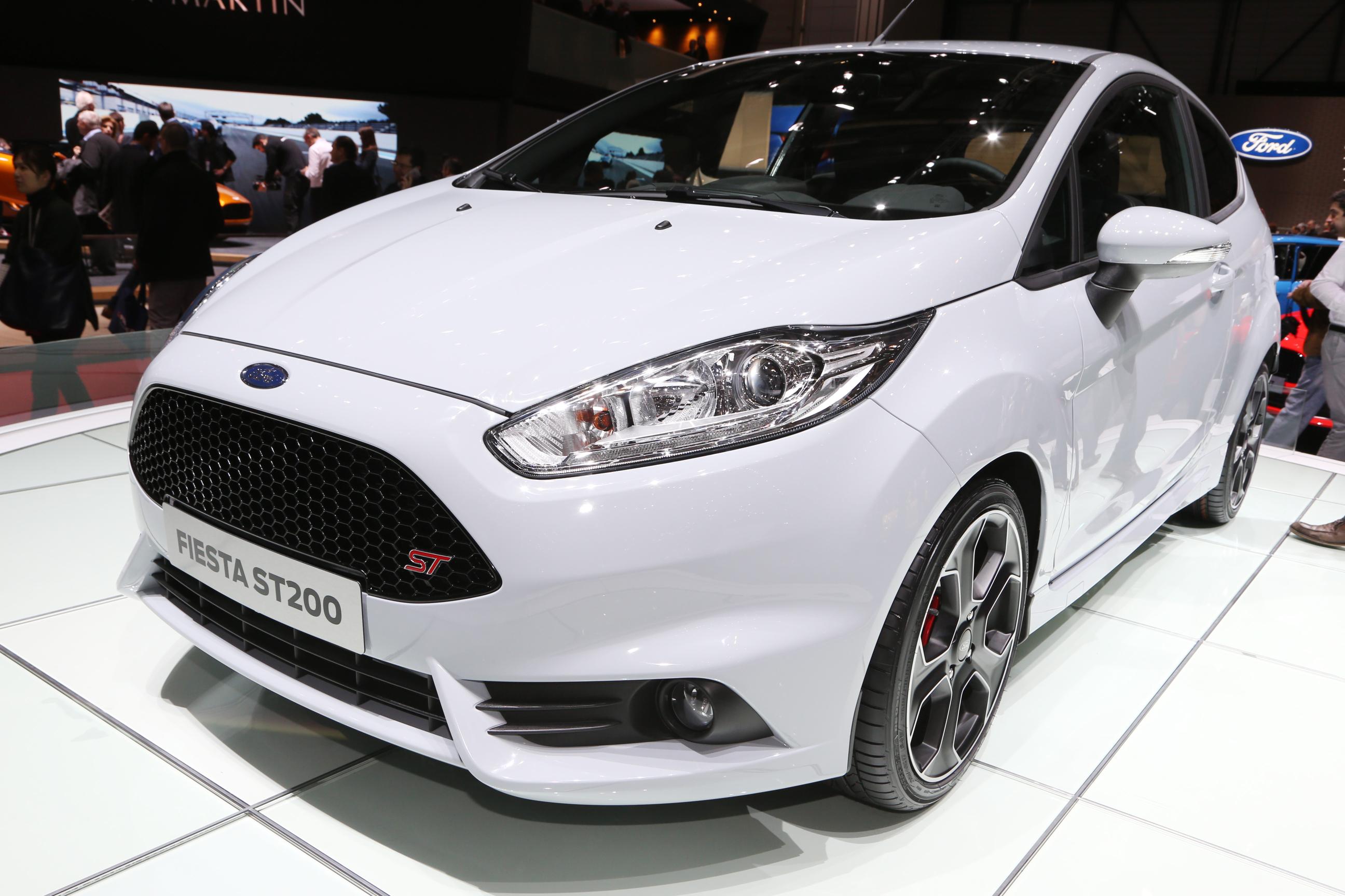 Ford maakt de Fiesta ST nog sneller als Fiesta ST200 met 1.6 EcoBoost motor die is opgestookt naar 215 pk.