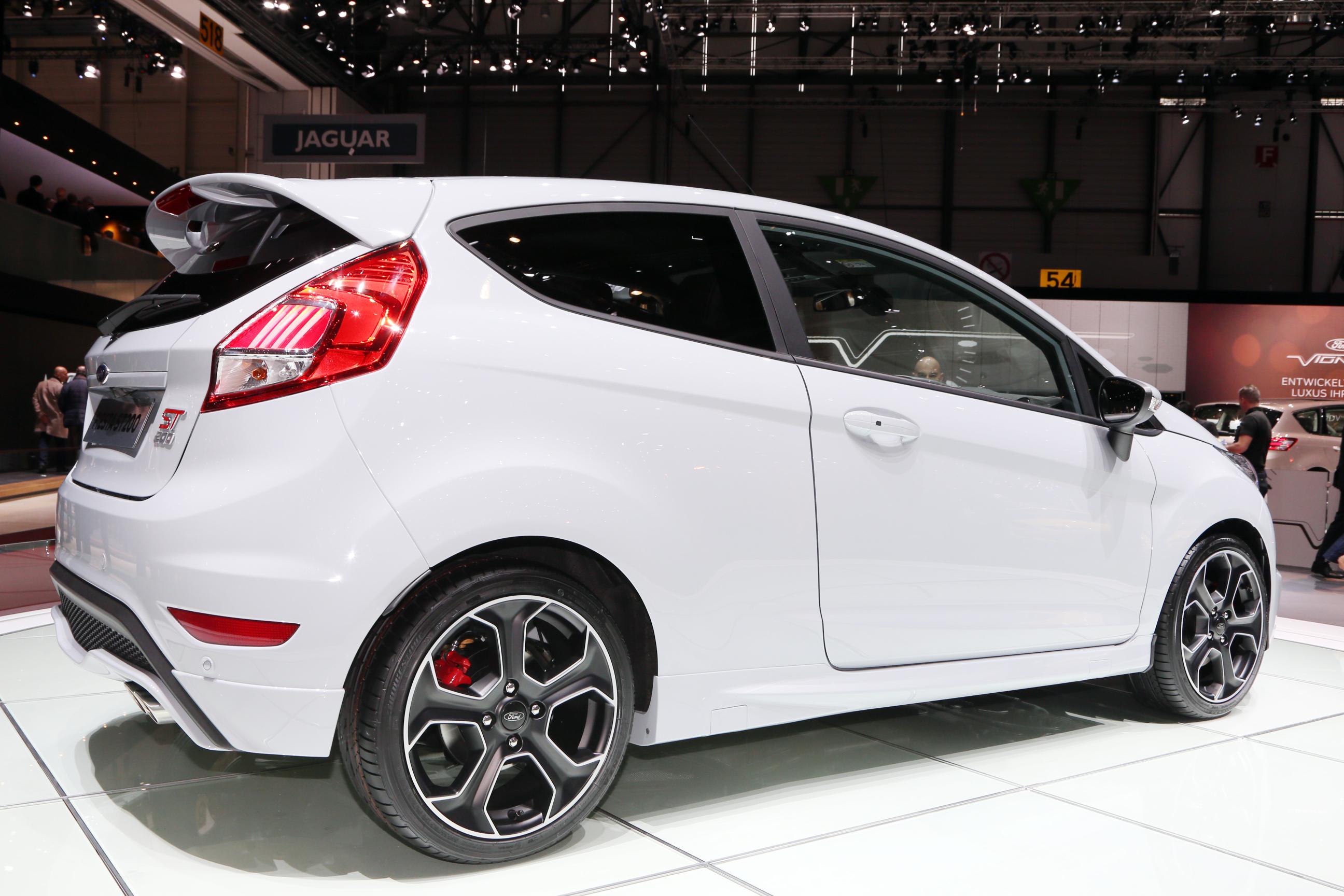 Ford maakt de Fiesta ST nog sneller als Fiesta ST200 met 1.6 EcoBoost motor die is opgestookt naar 215 pk.