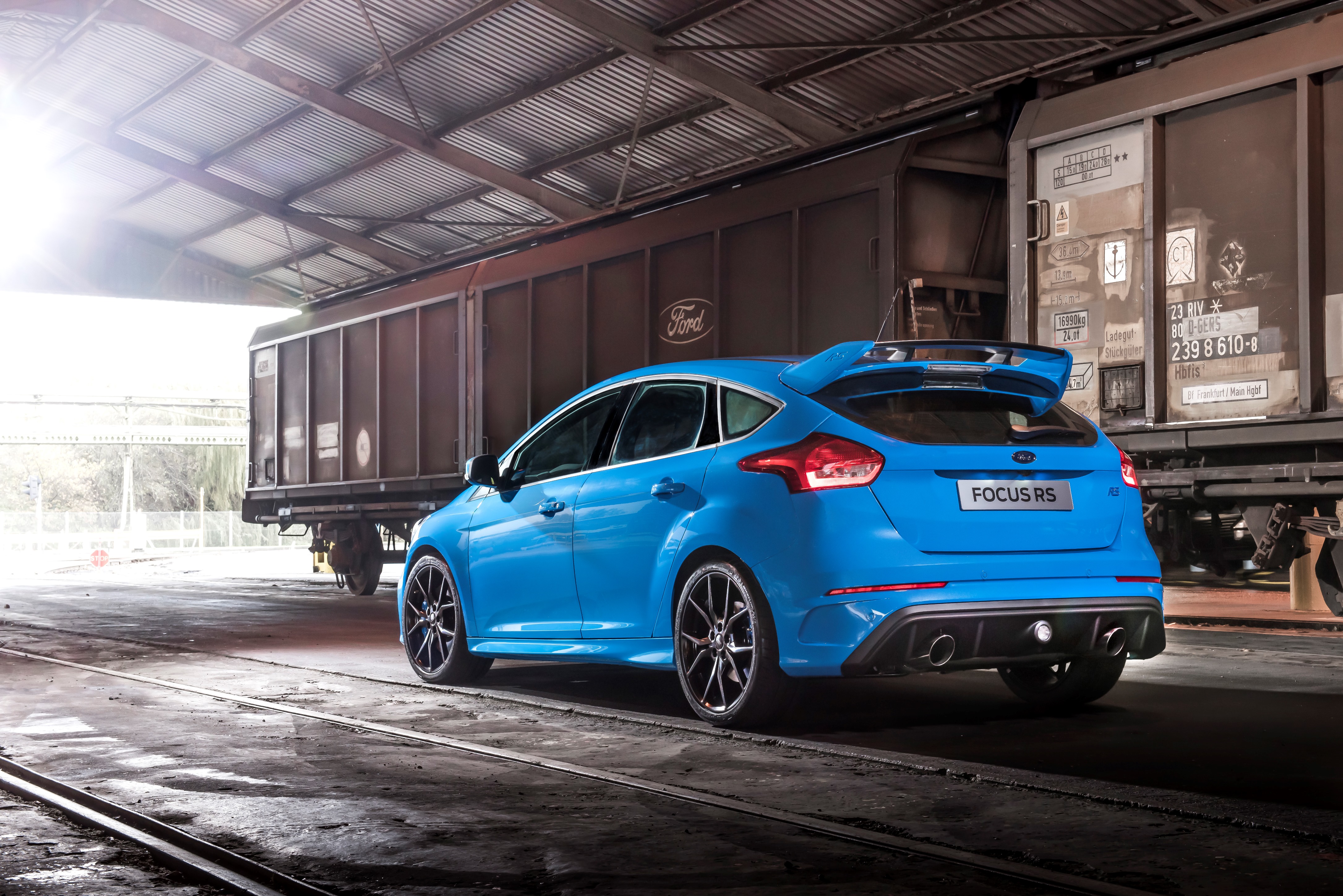 Ford maakt de prijzen van de Focus RS bekend. De nieuwe Focus met 350 pk sterke 2.3 EcooBoost is er voor exact 50.000 euro en dat is voordeliger dan de Mustang.
