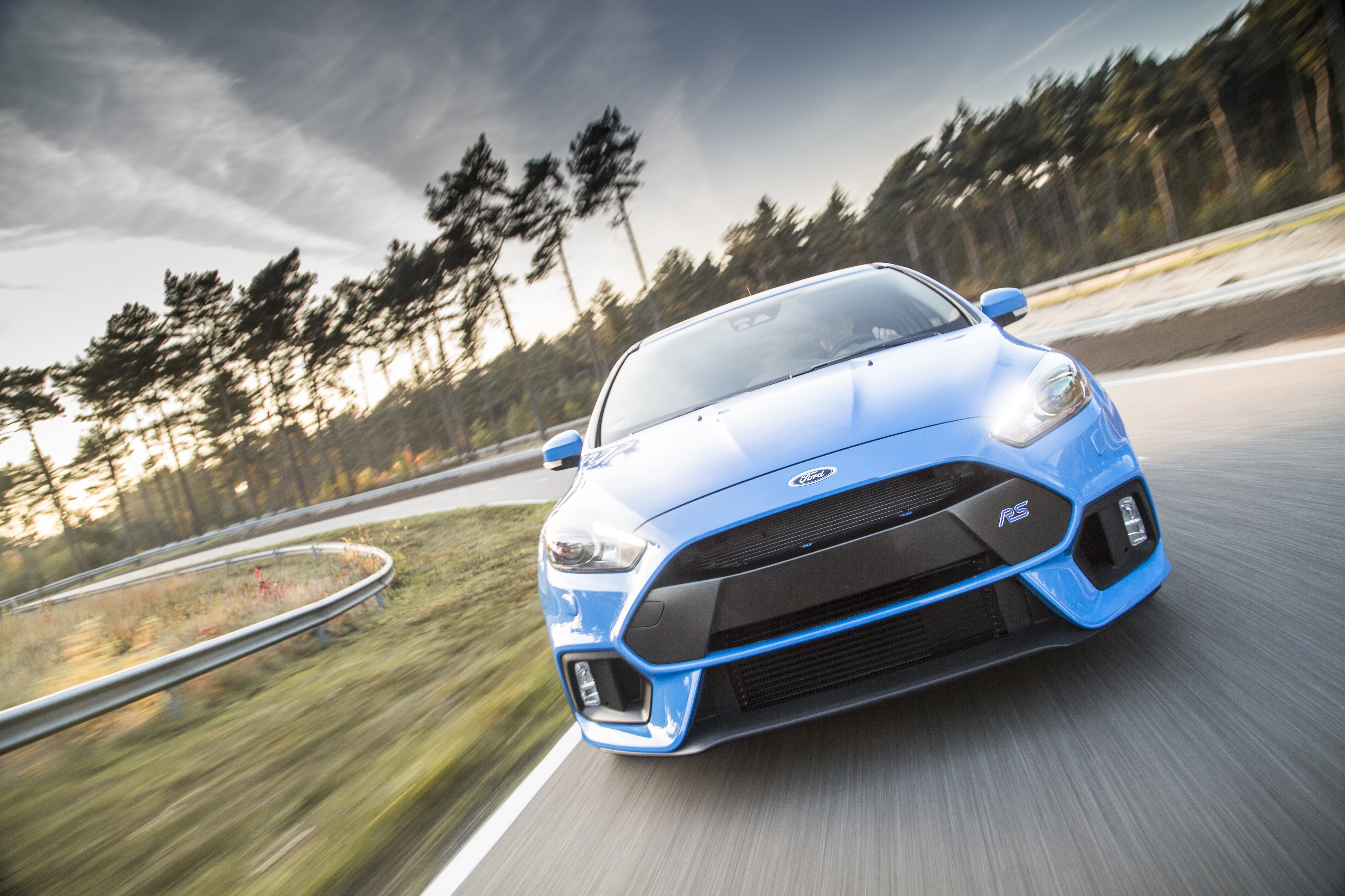 Ford maakt de prijzen van de Focus RS bekend. De nieuwe Focus met 350 pk sterke 2.3 EcooBoost is er voor exact 50.000 euro en dat is voordeliger dan de Mustang.