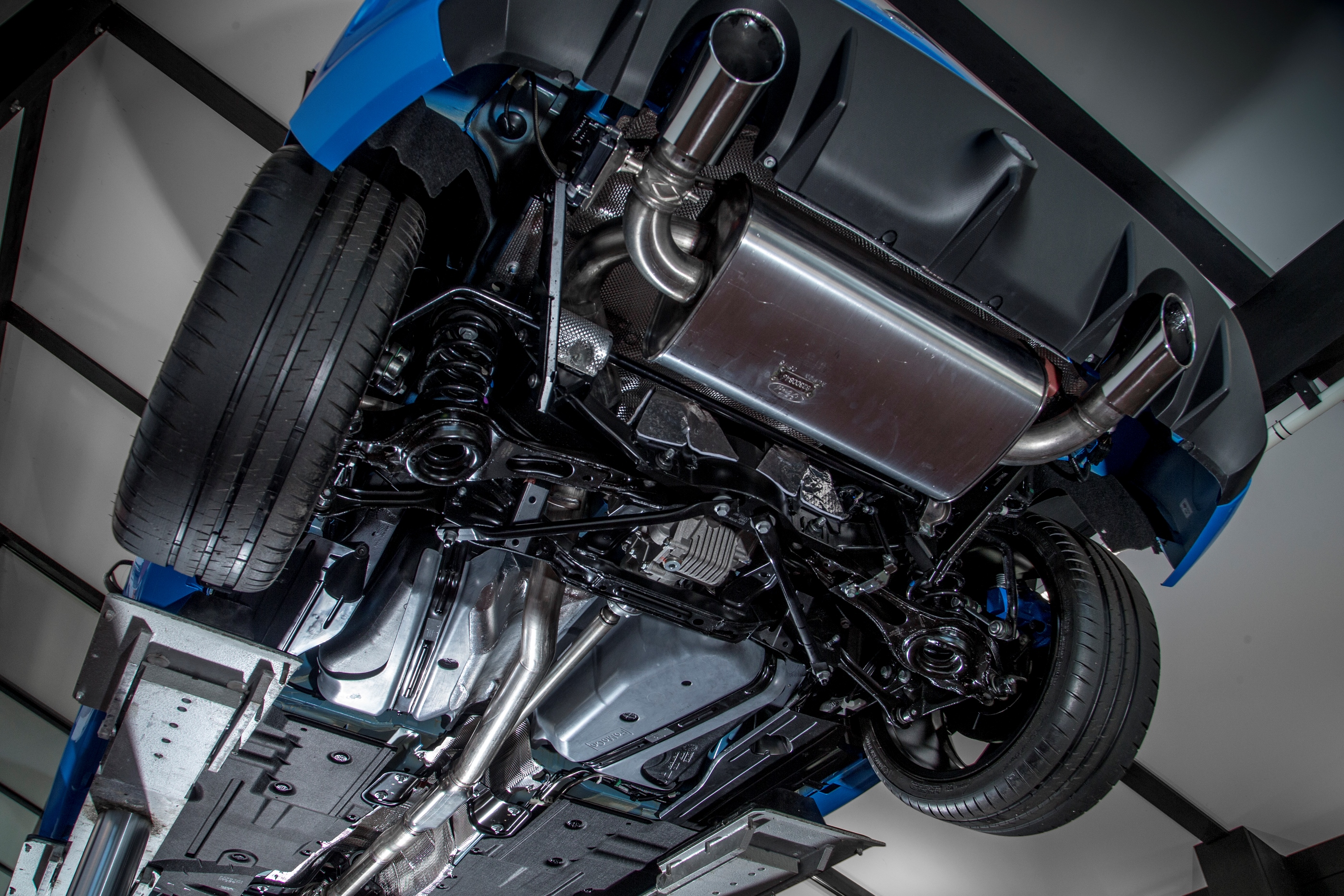 Ford maakt de prijzen van de Focus RS bekend. De nieuwe Focus met 350 pk sterke 2.3 EcooBoost is er voor exact 50.000 euro en dat is voordeliger dan de Mustang.