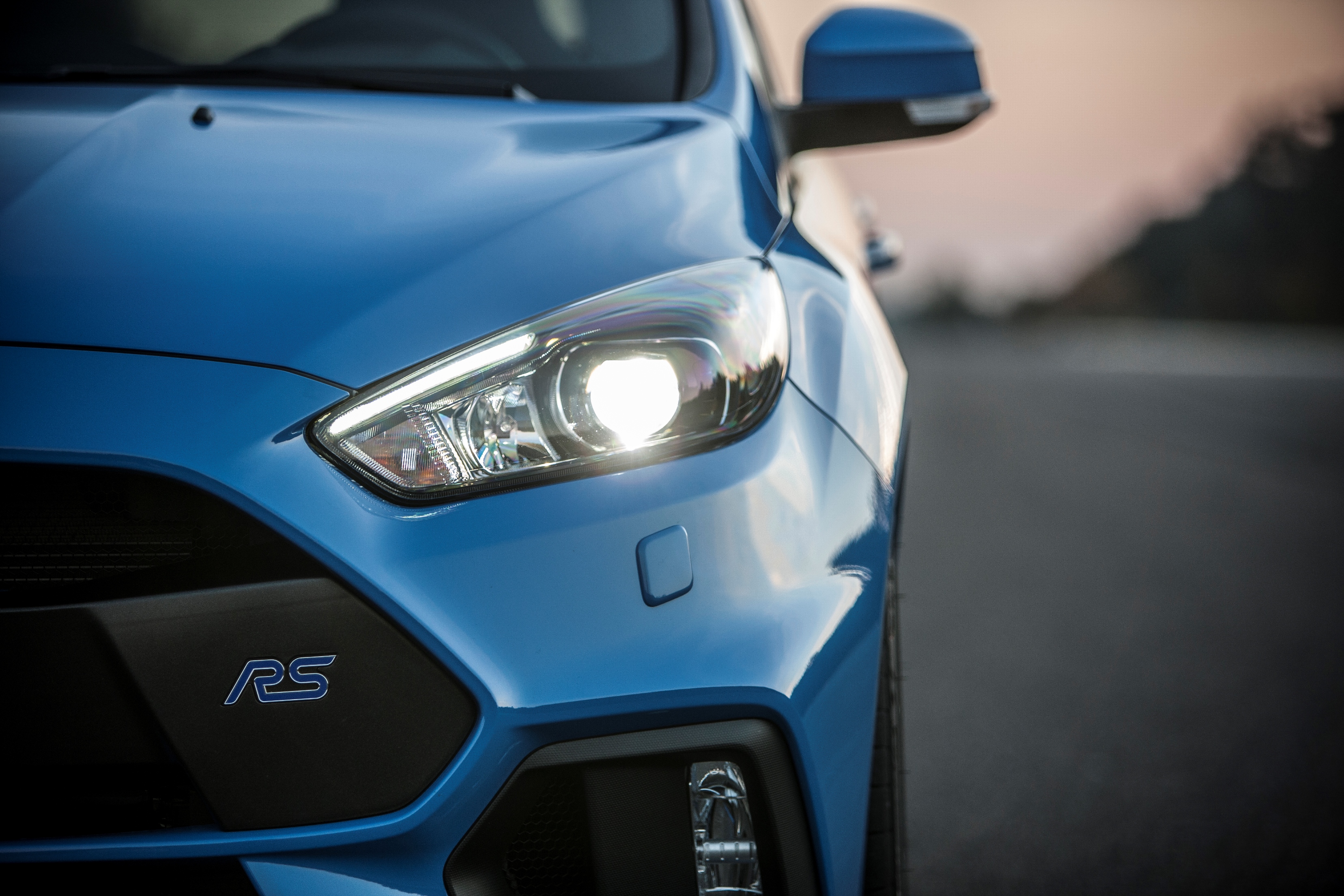 Ford maakt de prijzen van de Focus RS bekend. De nieuwe Focus met 350 pk sterke 2.3 EcooBoost is er voor exact 50.000 euro en dat is voordeliger dan de Mustang.