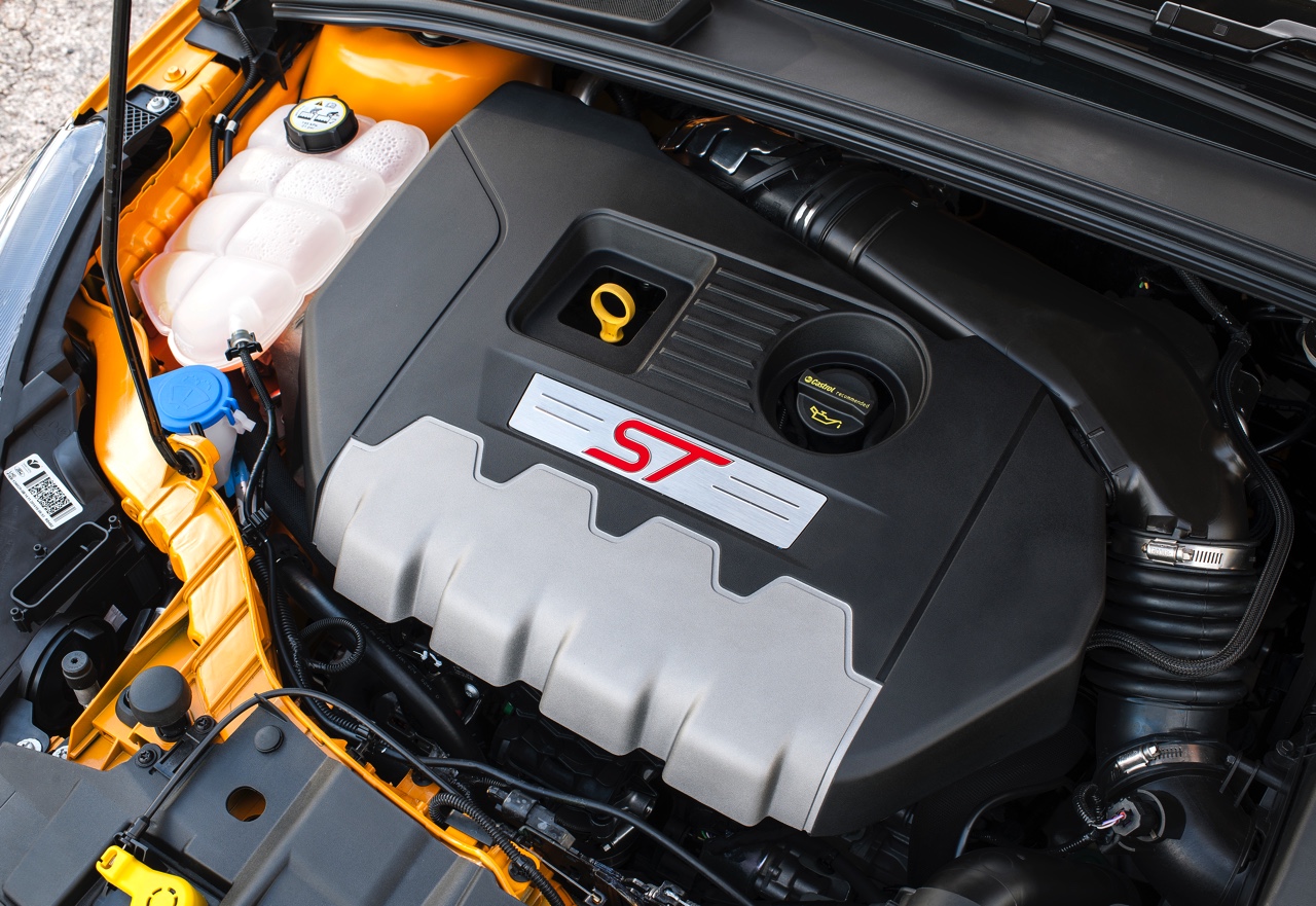Autotest nieuwe Ford Focus ST met de vernieuwde 2.0 EcoBoost 250 pk en 2.0 TDCi 185 pk. In de rijtest rijden we met het faceliftmodel dat in 2015 op de markt komt.
