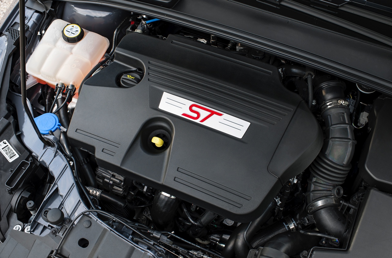 Autotest nieuwe Ford Focus ST met de vernieuwde 2.0 EcoBoost 250 pk en 2.0 TDCi 185 pk. In de rijtest rijden we met het faceliftmodel dat in 2015 op de markt komt.