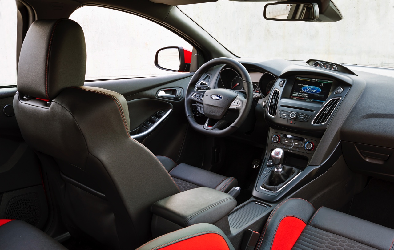 Autotest nieuwe Ford Focus ST met de vernieuwde 2.0 EcoBoost 250 pk en 2.0 TDCi 185 pk. In de rijtest rijden we met het faceliftmodel dat in 2015 op de markt komt.