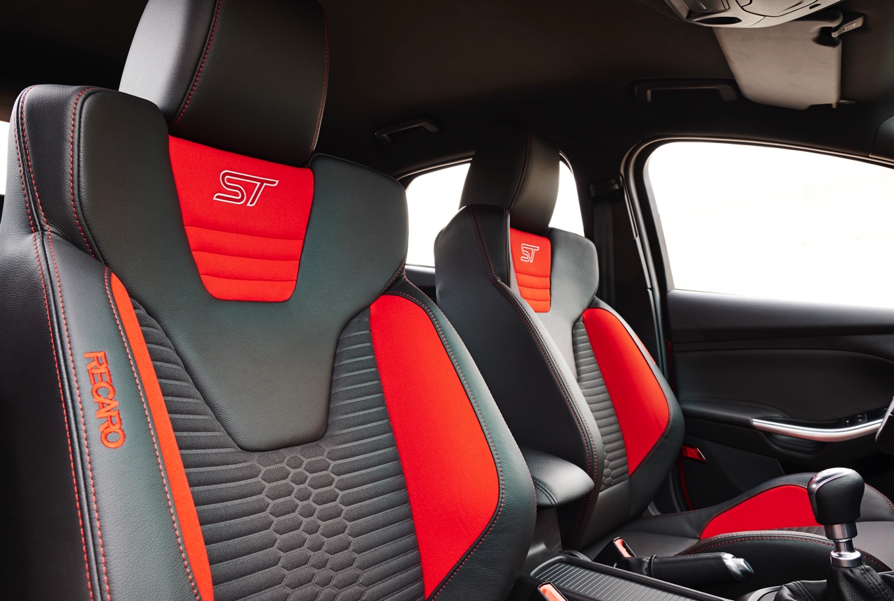 Autotest nieuwe Ford Focus ST met de vernieuwde 2.0 EcoBoost 250 pk en 2.0 TDCi 185 pk. In de rijtest rijden we met het faceliftmodel dat in 2015 op de markt komt.