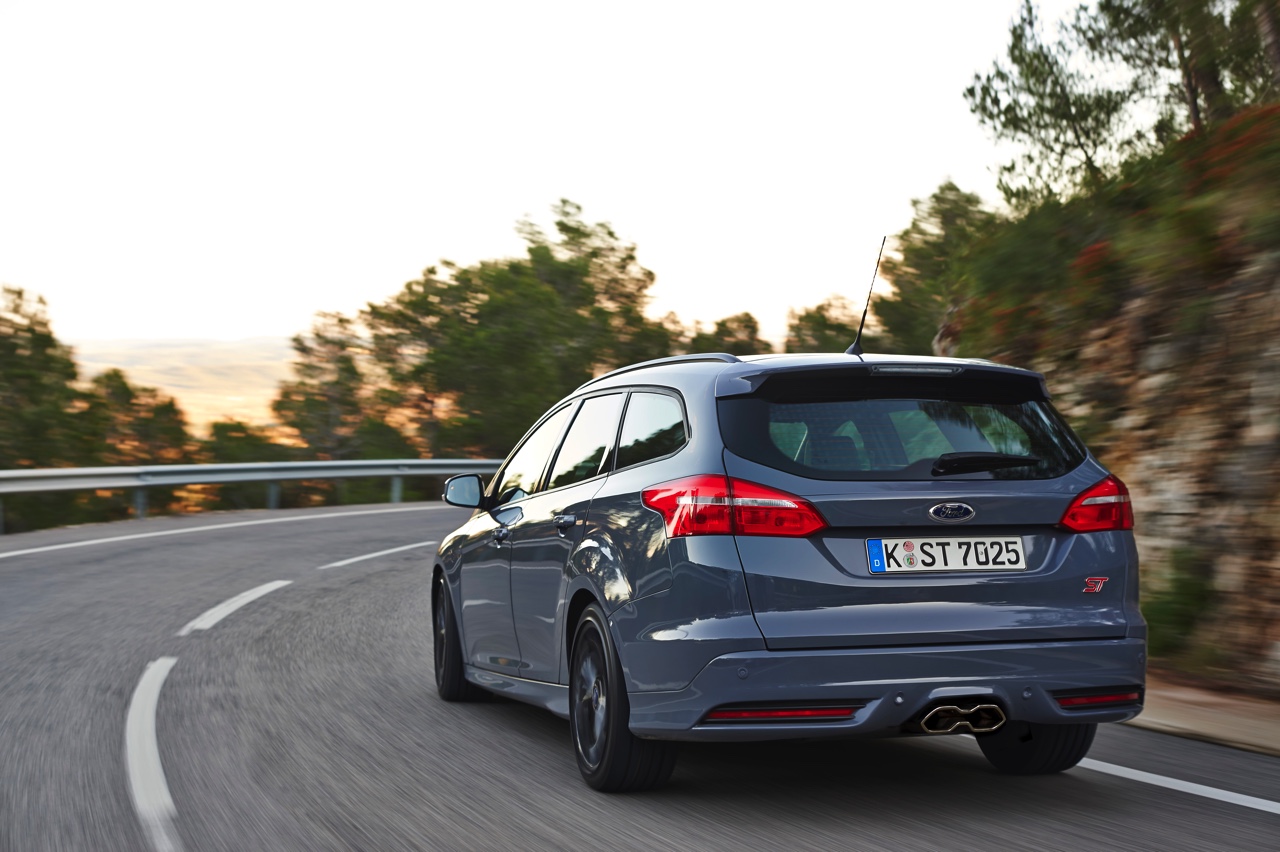 Autotest nieuwe Ford Focus ST met de vernieuwde 2.0 EcoBoost 250 pk en 2.0 TDCi 185 pk. In de rijtest rijden we met het faceliftmodel dat in 2015 op de markt komt.