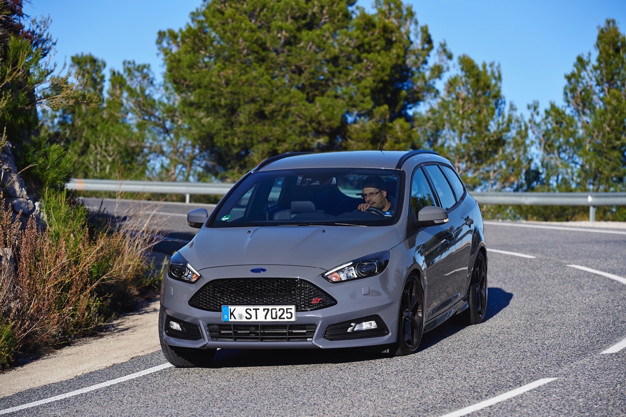 Autotest nieuwe Ford Focus ST met de vernieuwde 2.0 EcoBoost 250 pk en 2.0 TDCi 185 pk. In de rijtest rijden we met het faceliftmodel dat in 2015 op de markt komt.