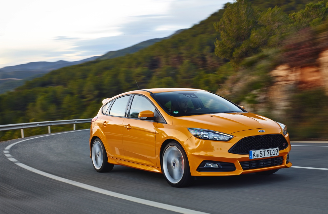 Autotest nieuwe Ford Focus ST met de vernieuwde 2.0 EcoBoost 250 pk en 2.0 TDCi 185 pk. In de rijtest rijden we met het faceliftmodel dat in 2015 op de markt komt.