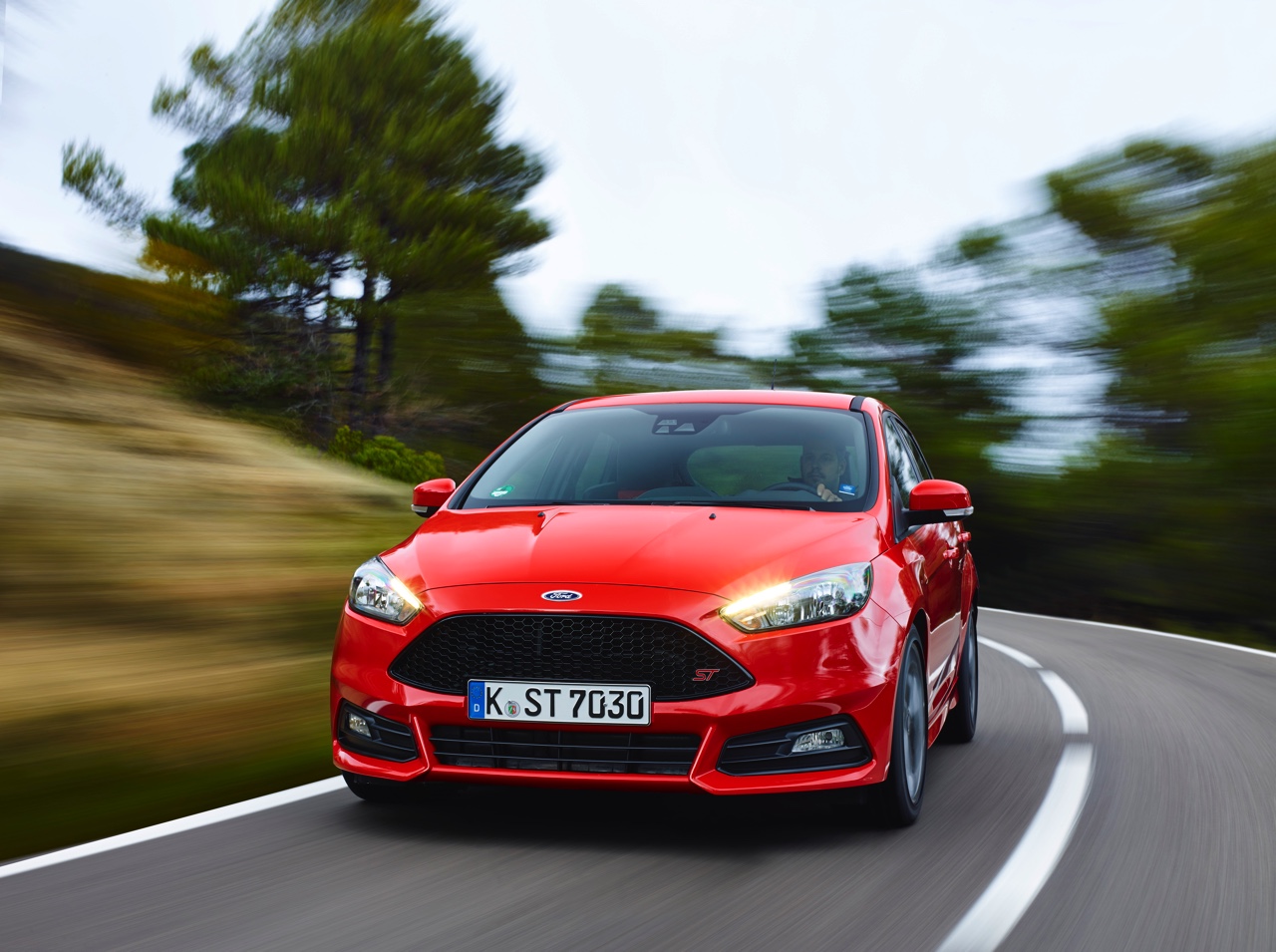 Autotest nieuwe Ford Focus ST met de vernieuwde 2.0 EcoBoost 250 pk en 2.0 TDCi 185 pk. In de rijtest rijden we met het faceliftmodel dat in 2015 op de markt komt.