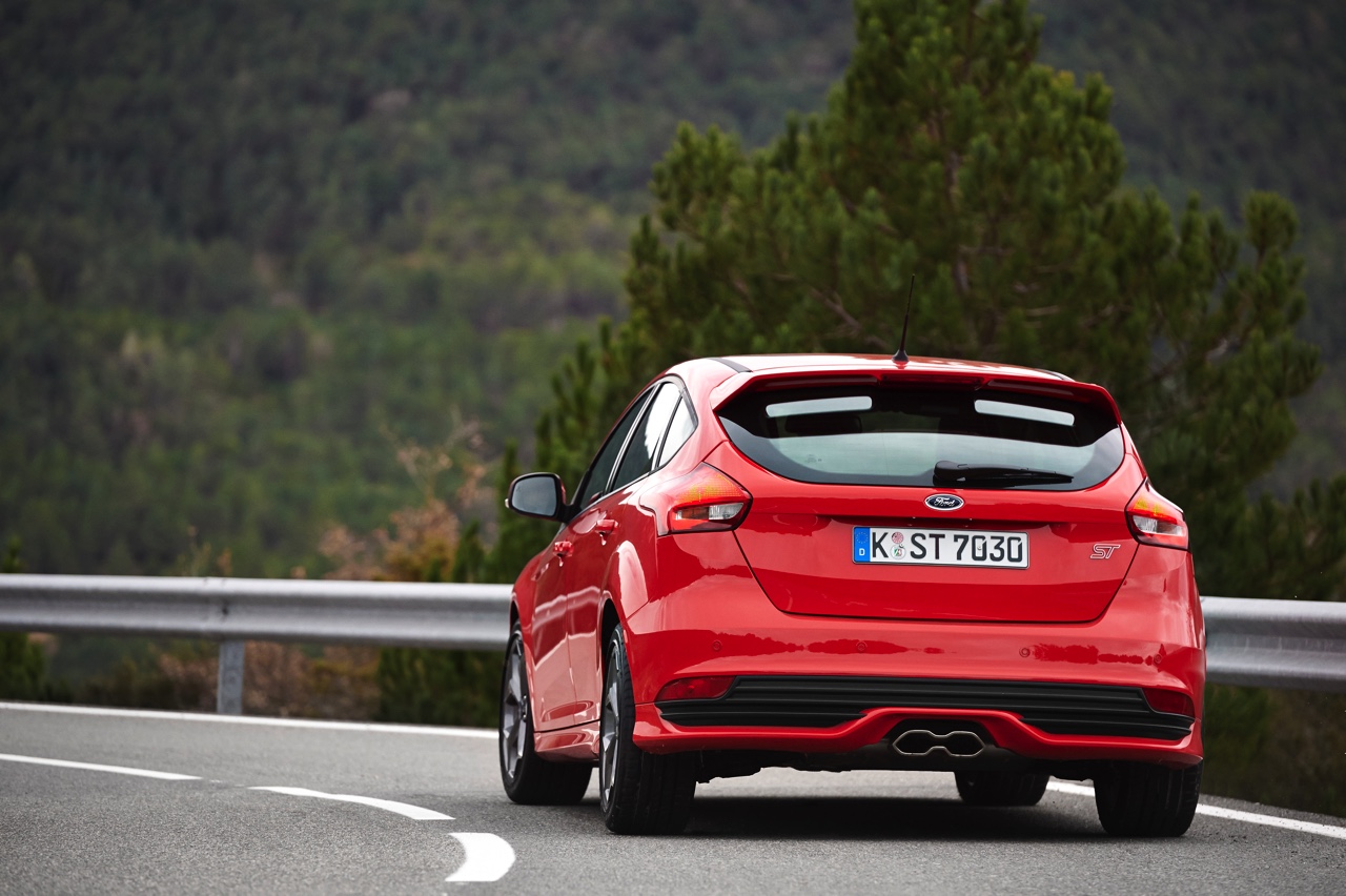 Autotest nieuwe Ford Focus ST met de vernieuwde 2.0 EcoBoost 250 pk en 2.0 TDCi 185 pk. In de rijtest rijden we met het faceliftmodel dat in 2015 op de markt komt.