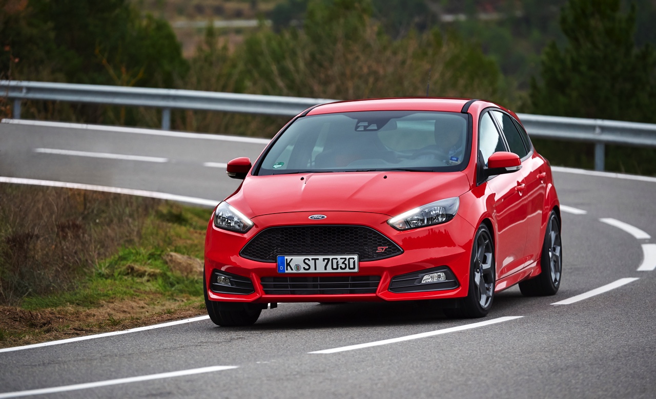 Autotest nieuwe Ford Focus ST met de vernieuwde 2.0 EcoBoost 250 pk en 2.0 TDCi 185 pk. In de rijtest rijden we met het faceliftmodel dat in 2015 op de markt komt.