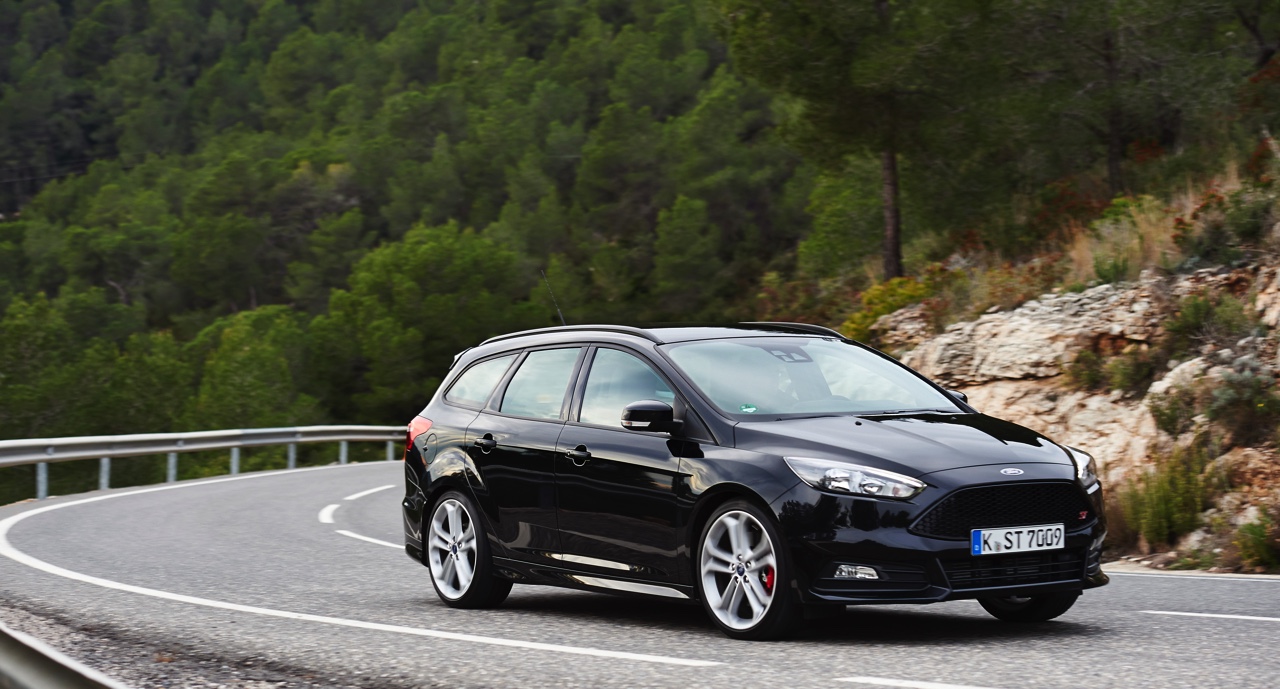 Autotest nieuwe Ford Focus ST met de vernieuwde 2.0 EcoBoost 250 pk en 2.0 TDCi 185 pk. In de rijtest rijden we met het faceliftmodel dat in 2015 op de markt komt.