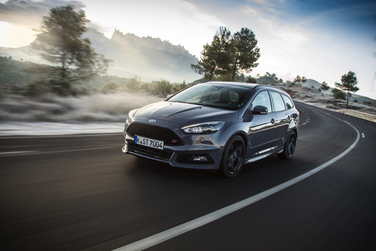 Autotest nieuwe Ford Focus ST met de vernieuwde 2.0 EcoBoost 250 pk en 2.0 TDCi 185 pk. In de rijtest rijden we met het faceliftmodel dat in 2015 op de markt komt.