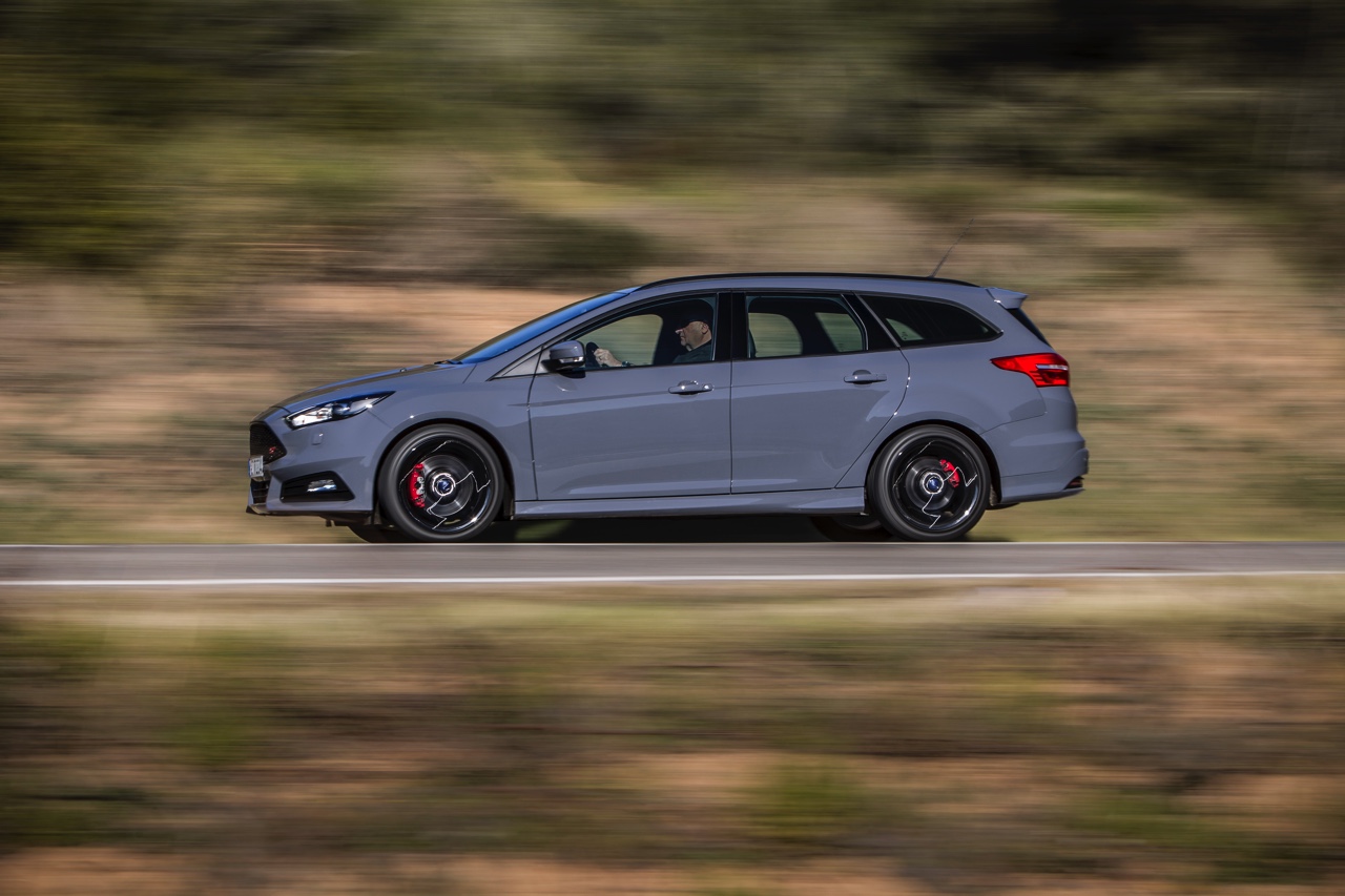 Autotest nieuwe Ford Focus ST met de vernieuwde 2.0 EcoBoost 250 pk en 2.0 TDCi 185 pk. In de rijtest rijden we met het faceliftmodel dat in 2015 op de markt komt.