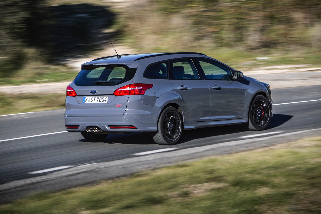 Autotest nieuwe Ford Focus ST met de vernieuwde 2.0 EcoBoost 250 pk en 2.0 TDCi 185 pk. In de rijtest rijden we met het faceliftmodel dat in 2015 op de markt komt.