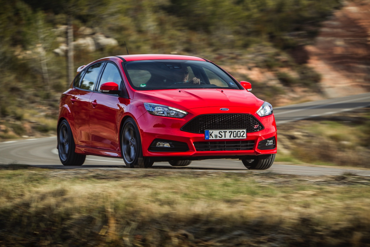 Autotest nieuwe Ford Focus ST met de vernieuwde 2.0 EcoBoost 250 pk en 2.0 TDCi 185 pk. In de rijtest rijden we met het faceliftmodel dat in 2015 op de markt komt.