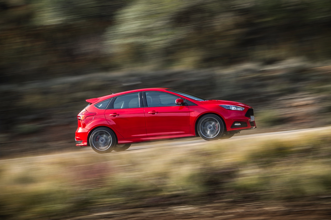 Autotest nieuwe Ford Focus ST met de vernieuwde 2.0 EcoBoost 250 pk en 2.0 TDCi 185 pk. In de rijtest rijden we met het faceliftmodel dat in 2015 op de markt komt.