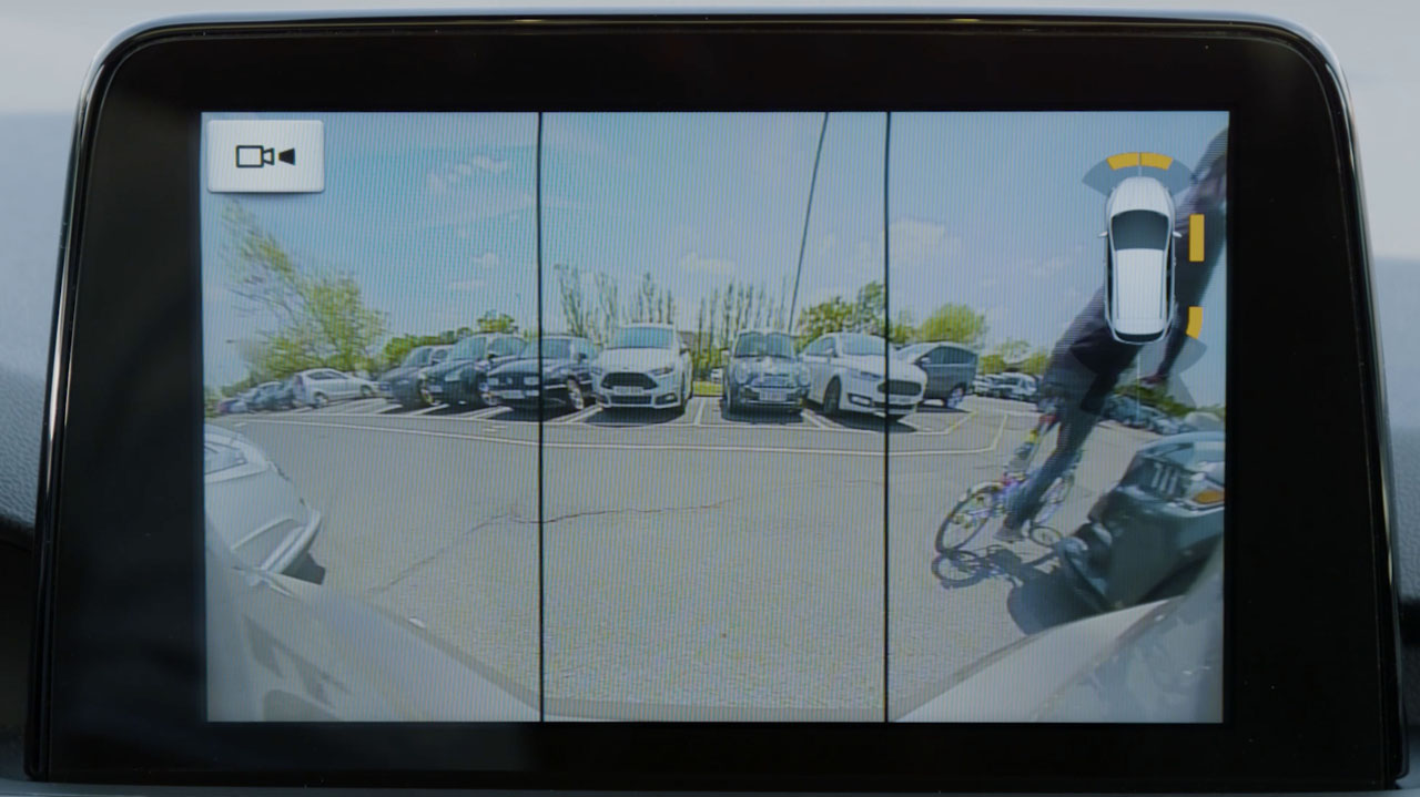 Ford monteert op de nieuwe Focus een 180 graden camera om in de gaten te houden wat er zich achter de auto afspeelt.