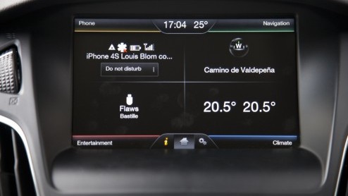 Autotest vernieuwde Ford Focus. Ford heeft de facelift van de Focus aangegrepen om een efficiencyslag te maken. Ford Focus rijtest.