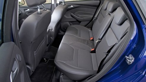 Autotest vernieuwde Ford Focus. Ford heeft de facelift van de Focus aangegrepen om een efficiencyslag te maken. Ford Focus rijtest.