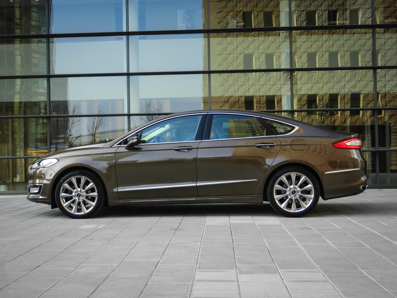 Autotest Ford Mondeo Vignale, een auto die meer biedt dan alleen extra luxe. De look-and-feel is naar een hoger plan getild en dat geldt ook voor de dealerservice. We reden met de 2.0 EcoBoost.