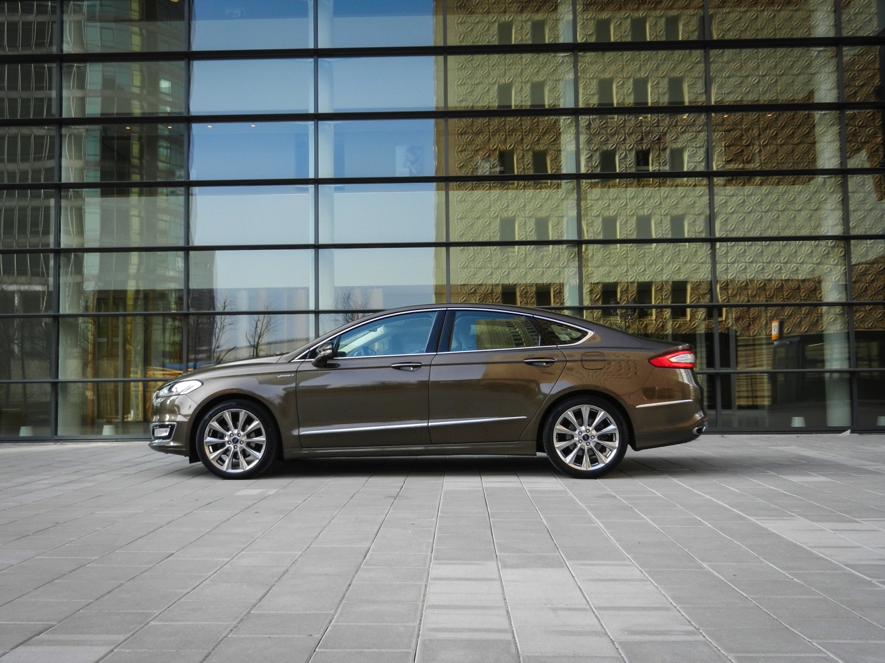 Autotest Ford Mondeo Vignale, een auto die meer biedt dan alleen extra luxe. De look-and-feel is naar een hoger plan getild en dat geldt ook voor de dealerservice. We reden met de 2.0 EcoBoost.